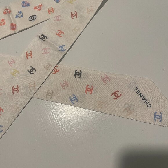 CHANEL Logo CC Heart Silk Twill Slim Bandeau Scarf Twilly Cream White Pastel - Picture 4 of 4